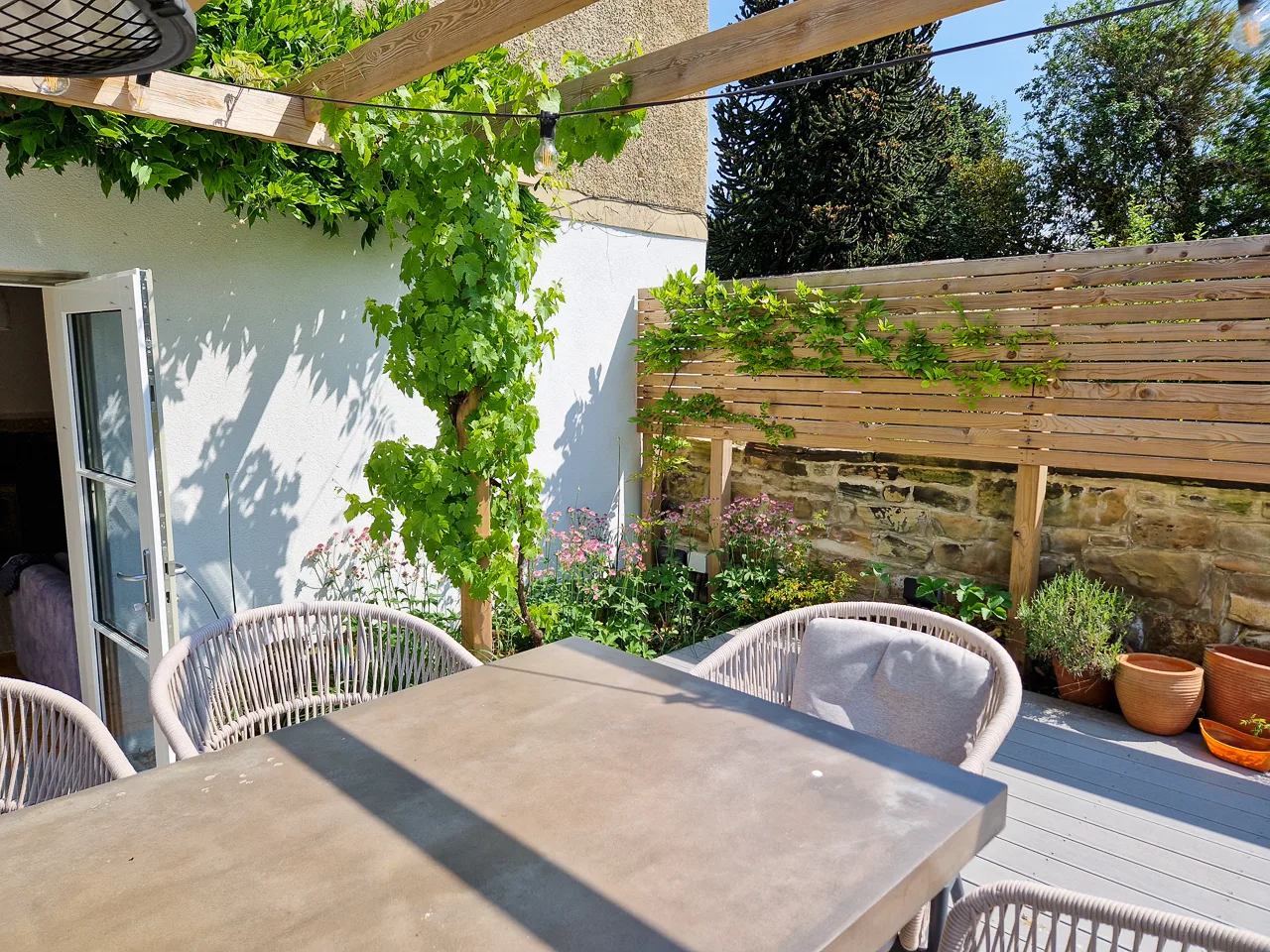 Contemporary garden design - Courtyard dining area. Yorkshire Gardens, Leeds