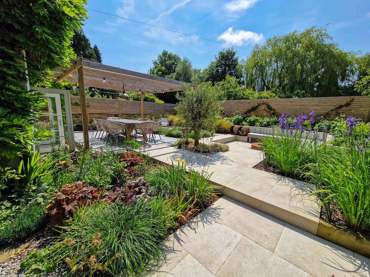 Contemporary garden design - Sun-drenched courtyard with different levels in Oulton. Yorkshire Gardens, Leeds